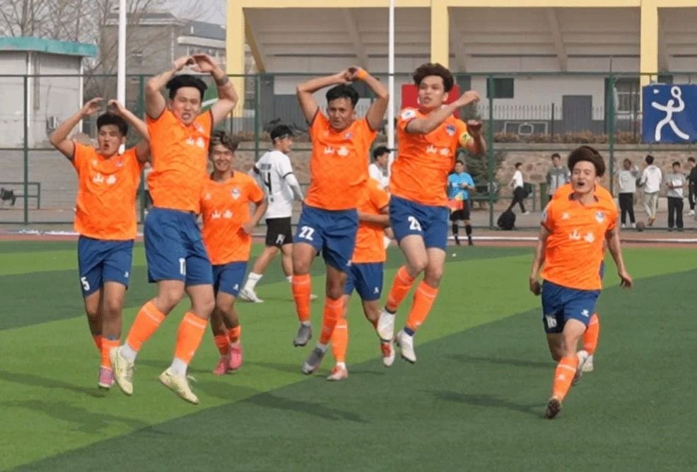关于国内足球赛事闪烁着亮眼的表现，观众热情高涨的信息