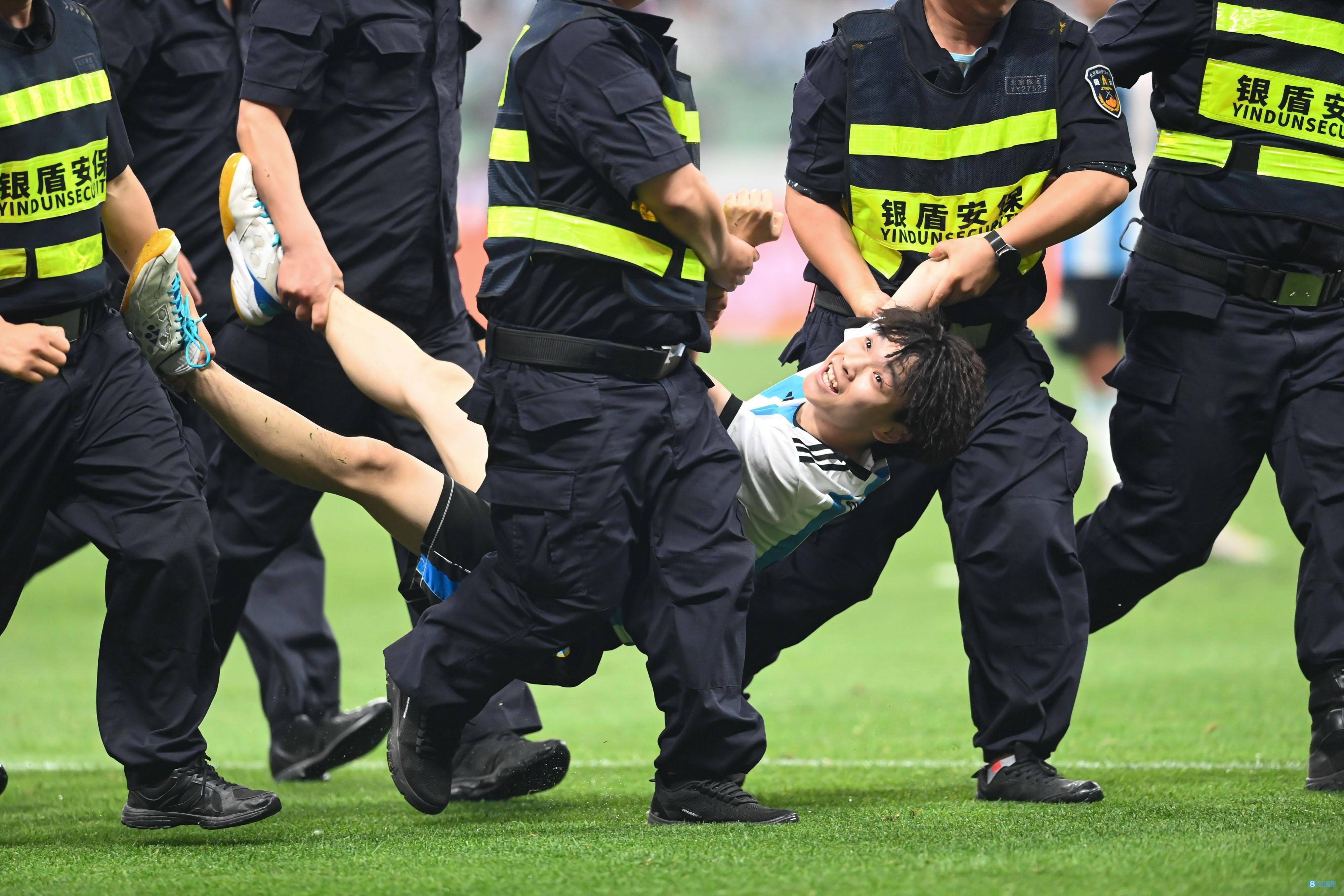 乐动体育官方入口-关于火爆场面下的惊险一幕，球迷情绪高涨的信息