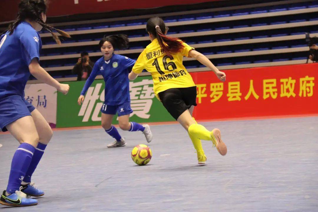 女足比赛全场观众尖叫，现场气氛高潮