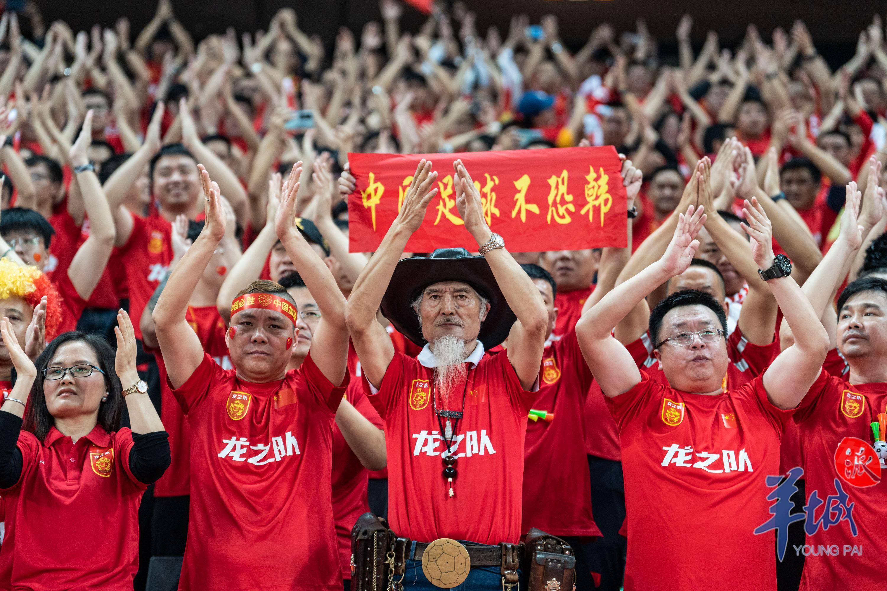 精彩瞬间，令人热血沸腾，球迷欢呼不已
